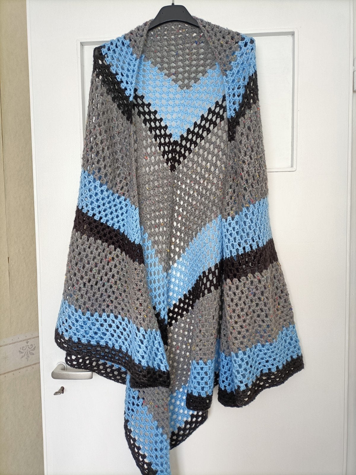 Omslagdoek, kleuren blauw, zwart en grijs met kleurtjes, Ophalen of Verzenden, Nieuw, Haken, Overige typen