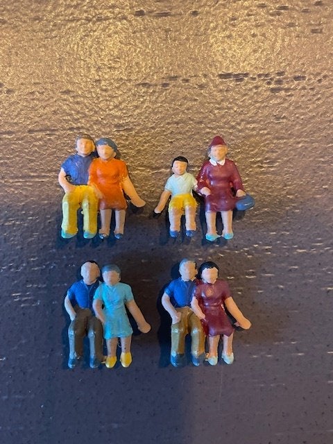 Handgeschilderde zittende figuren op H0 schaal, Ophalen of Verzenden, Nieuw, 1:50 of kleiner, Figuur of Figuren