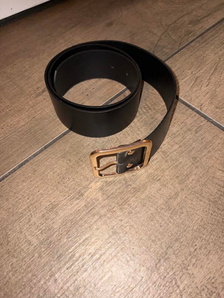 Zwarte riem met gouden gesp - Nieuw, Kleding | Dames, Riemen en Ceinturen, Ophalen of Verzenden, Nieuw, Zwart