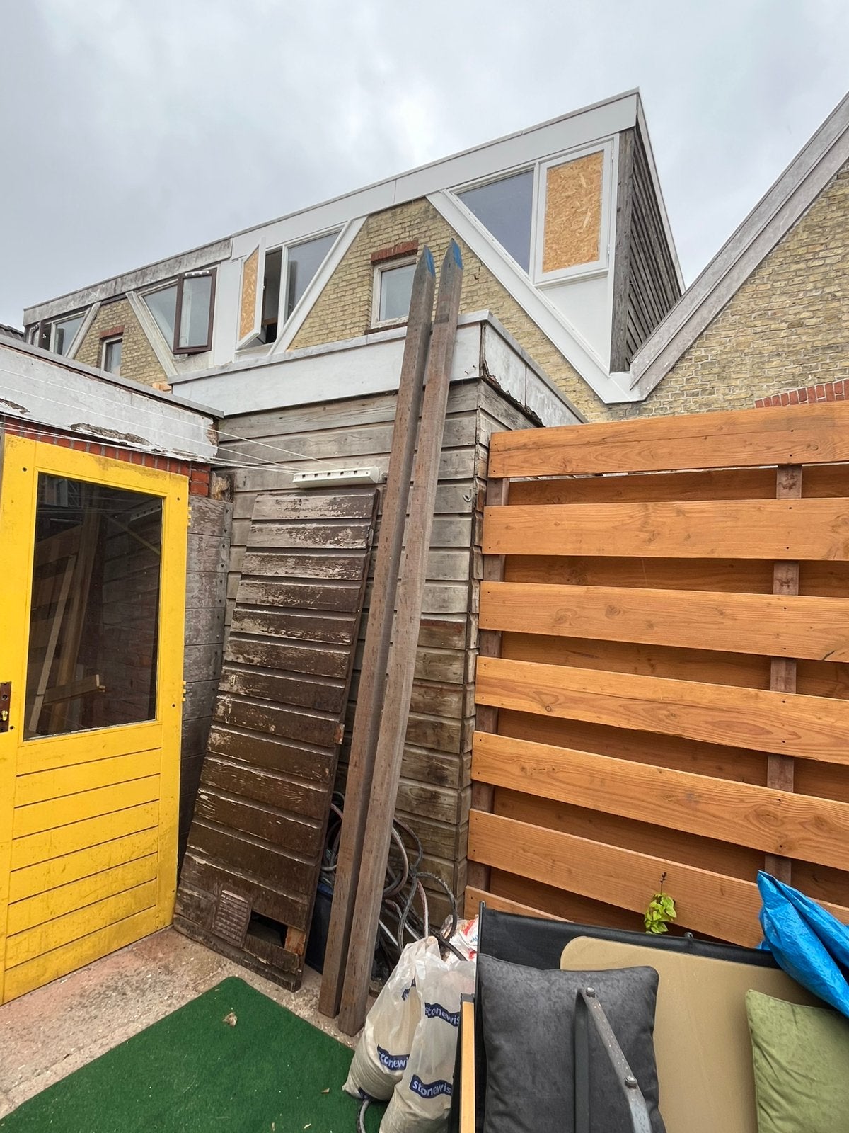3 hardhouten palen, Tuin en Terras, Tuinhuizen, Ophalen, Schuur, Zo goed als nieuw, Zonder ramen