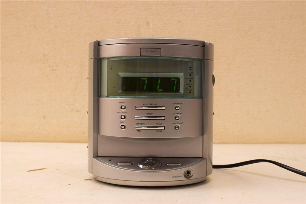 MT logic dual alarm cd clock radio 49770