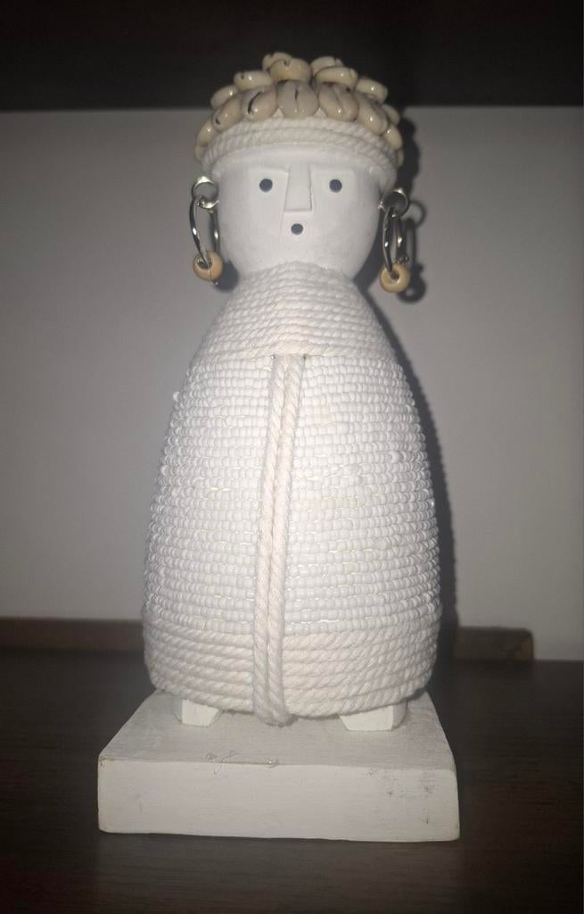Witte Namji pop met schelpen, Ophalen of Verzenden, 20 - 50 cm, Wit, Overige materialen