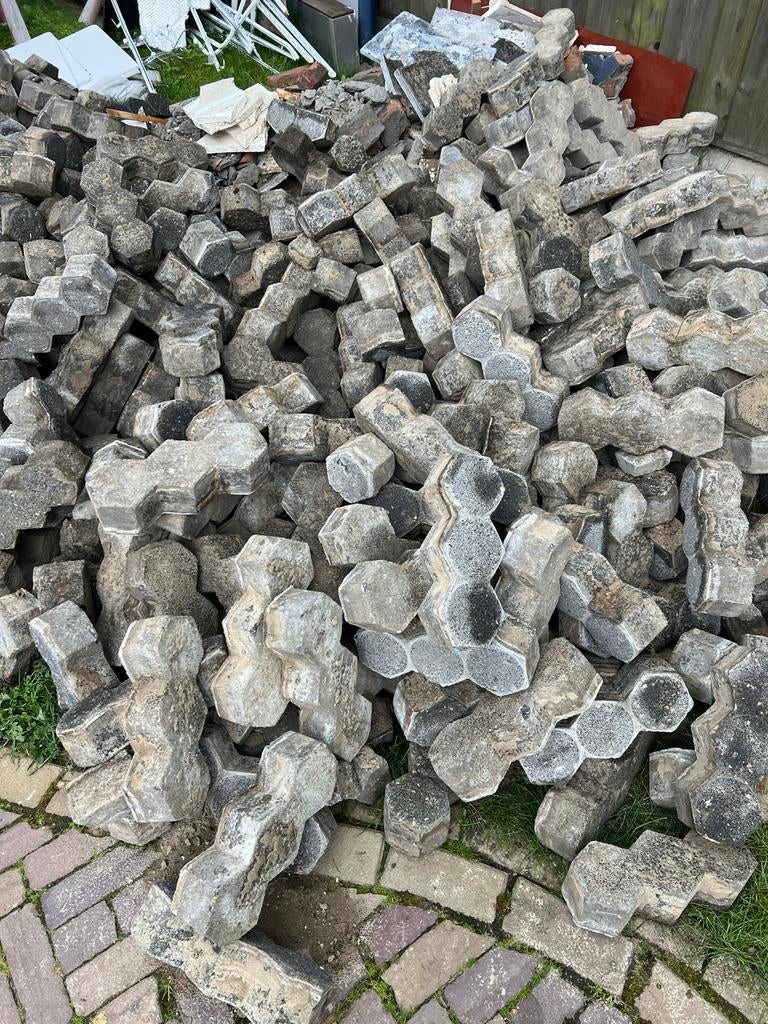 Gebruikte betonnen klinkers voor tuin of oprit —> gratis!, Tuin en Terras, Gebruikt, Klinkers, Ophalen of Verzenden, 10 m² of meer