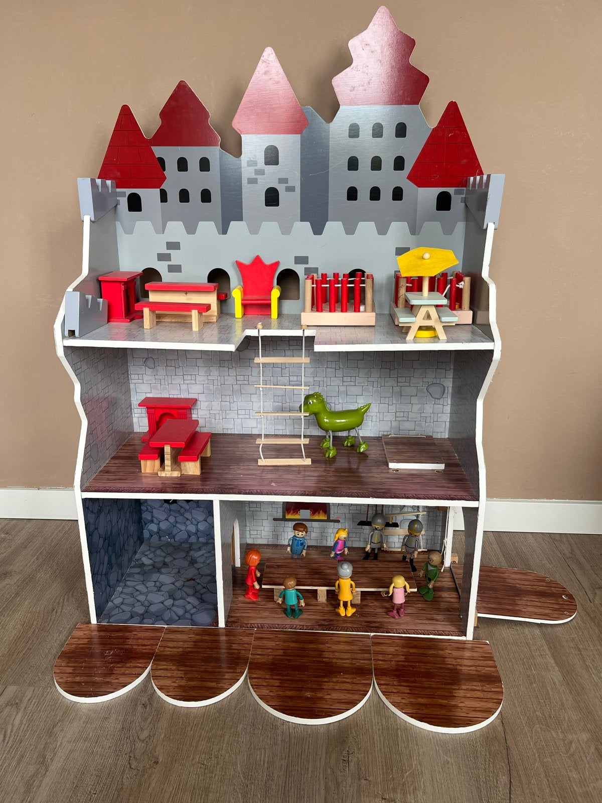 Groot houten kasteel poppenhuis met meubels en poppen, Kinderen en Baby's, Speelgoed | Poppenhuizen, Ophalen, Gebruikt, Poppenhuis