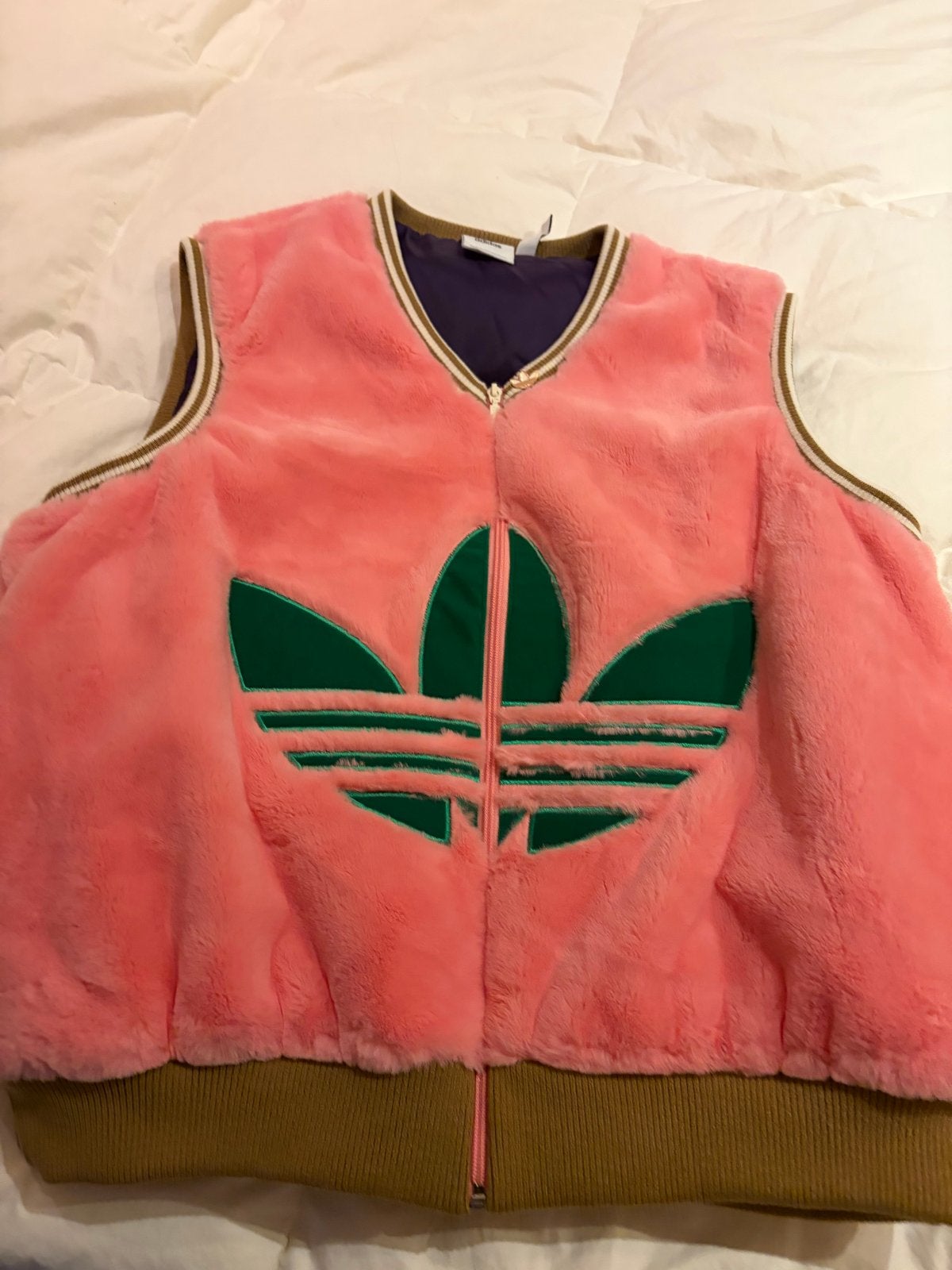 Adidas roze faux fur vest met Trefoil logo, Kleding | Dames, Bodywarmers, Ophalen of Verzenden, Zo goed als nieuw, Maat 42/44 (L)