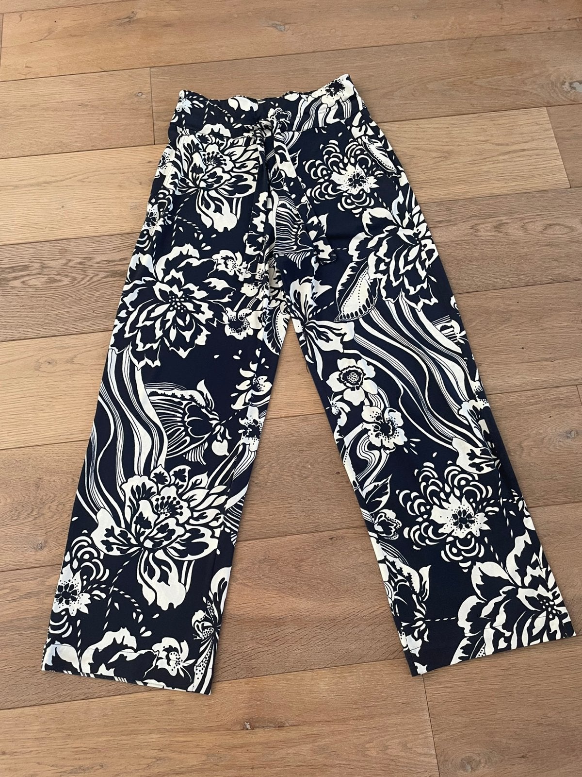 Vanilia travelstof swirl flower wide leg, mt 34, Blauw, Ophalen of Verzenden, Zo goed als nieuw, Maat 34 (XS) of kleiner