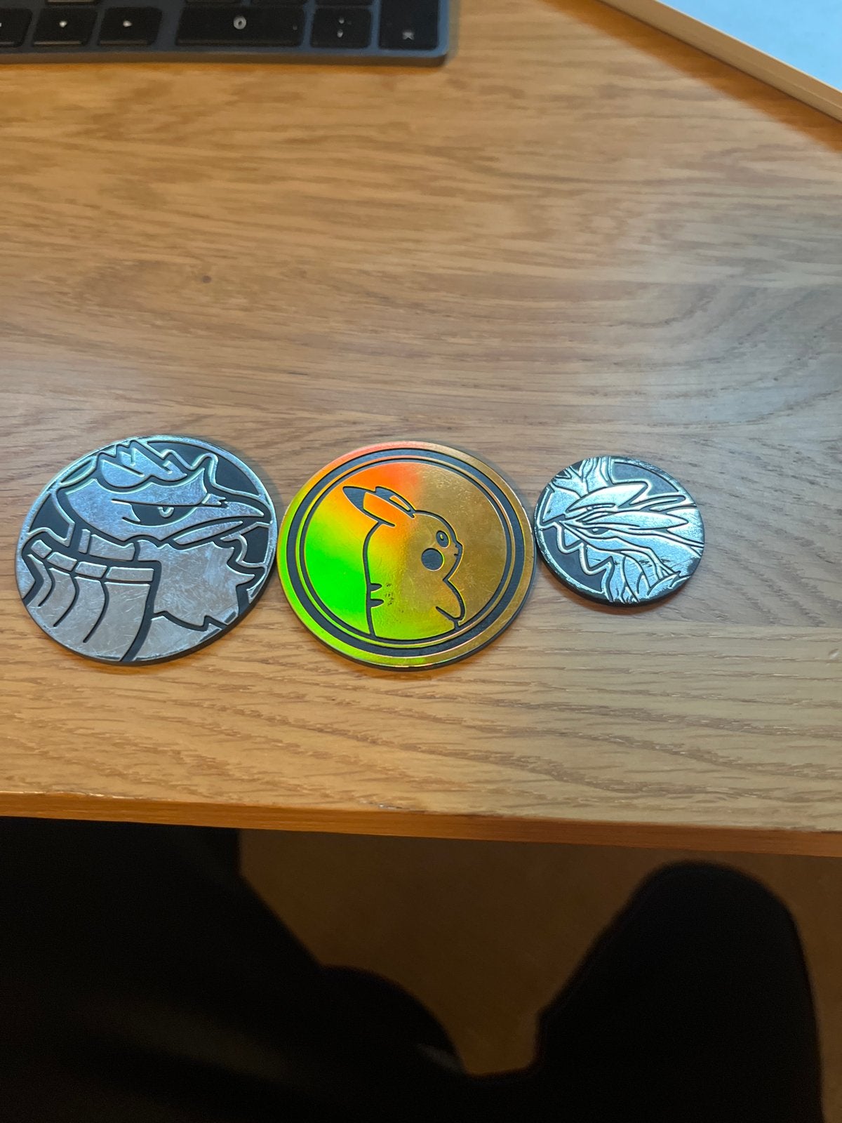 3 Pokémon munten: 2 zilveren en 1 regenboog Pikachu, Ophalen of Verzenden, Gebruikt, Overige typen