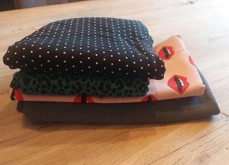 Stapeltje stoffen - diverse prints, 140 cm breed, Gebruikt, Verzenden, Geschikt voor stof, Textiel