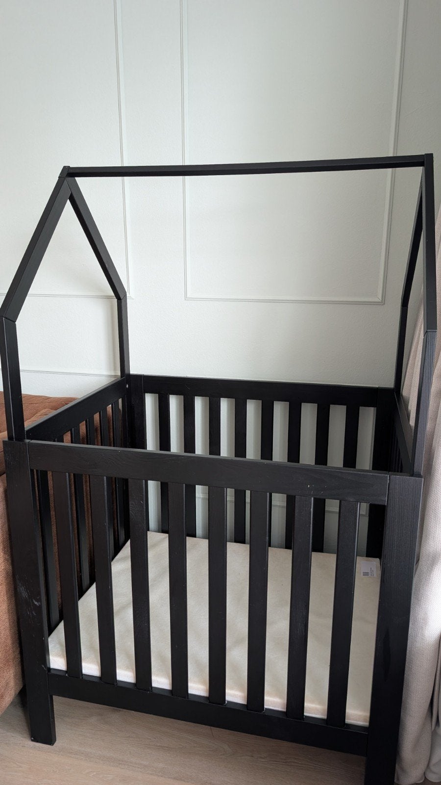 Zwart huisjesbed/ledikant voor baby of peuter, Ophalen, Zo goed als nieuw, Ledikant