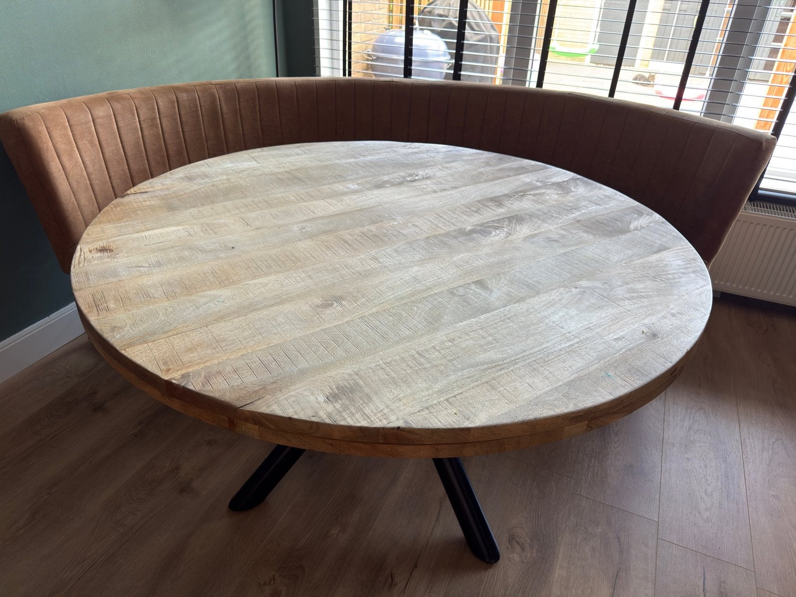 Mangohouten ronde eettafel 150 cm met metalen poot, Huis en Inrichting, Ophalen, 150 tot 200 cm, Rond, Zo goed als nieuw