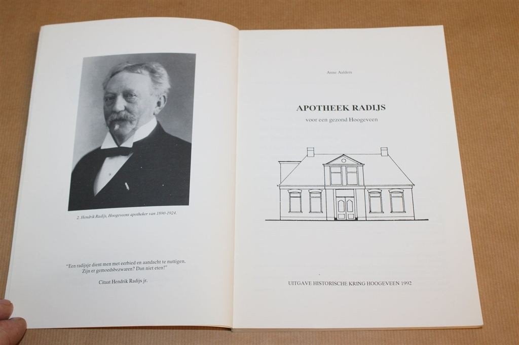 Apotheek Radijs — Geschiedenis Farmacie Hoogeveen, Ophalen of Verzenden, Gelezen