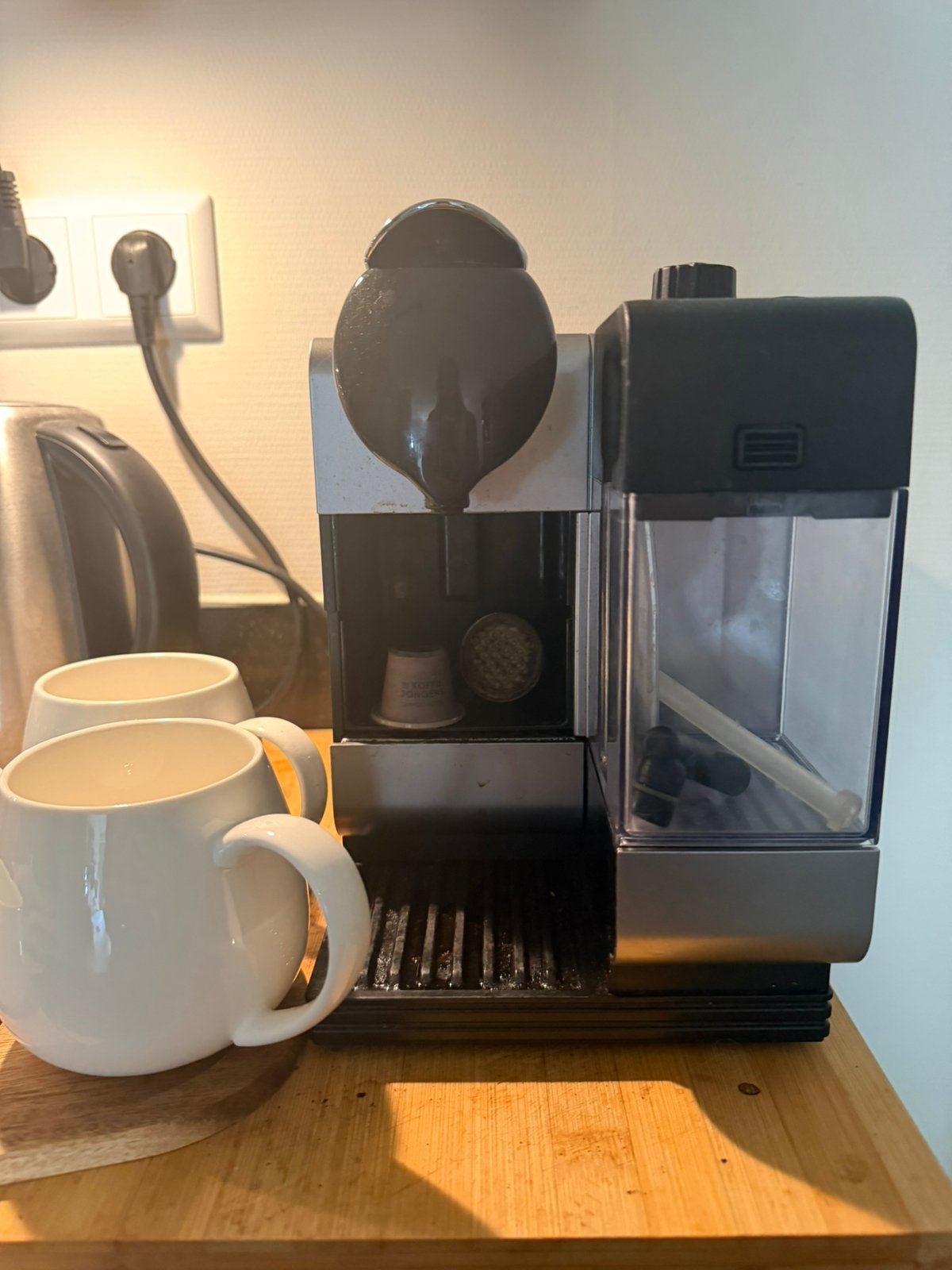 Nespresso DéLonghi capsule koffiemachine, 4 liter of meer, Ophalen of Verzenden, Zo goed als nieuw, 3 snelheden of meer