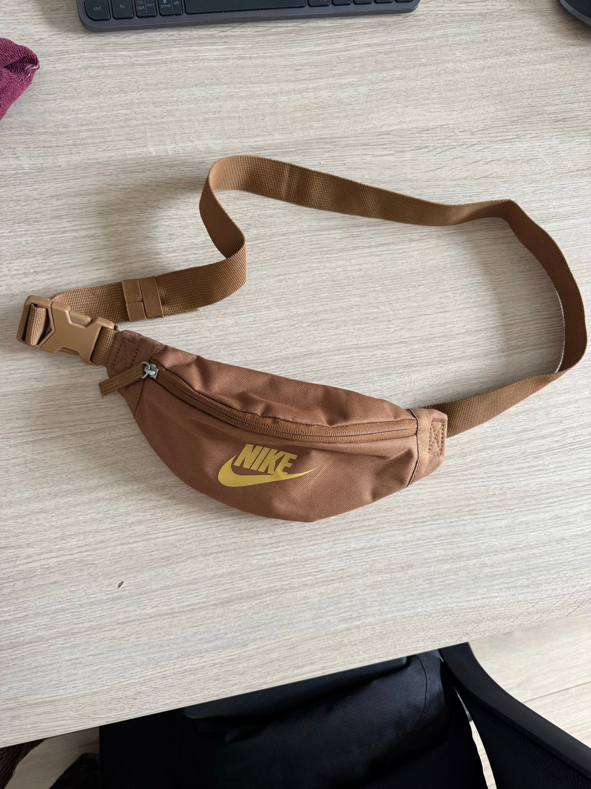 Nike heuptasje/ fannypack - Bruin, Minder dan 30 cm, 25 tot 40 cm, Zo goed als nieuw, Ophalen