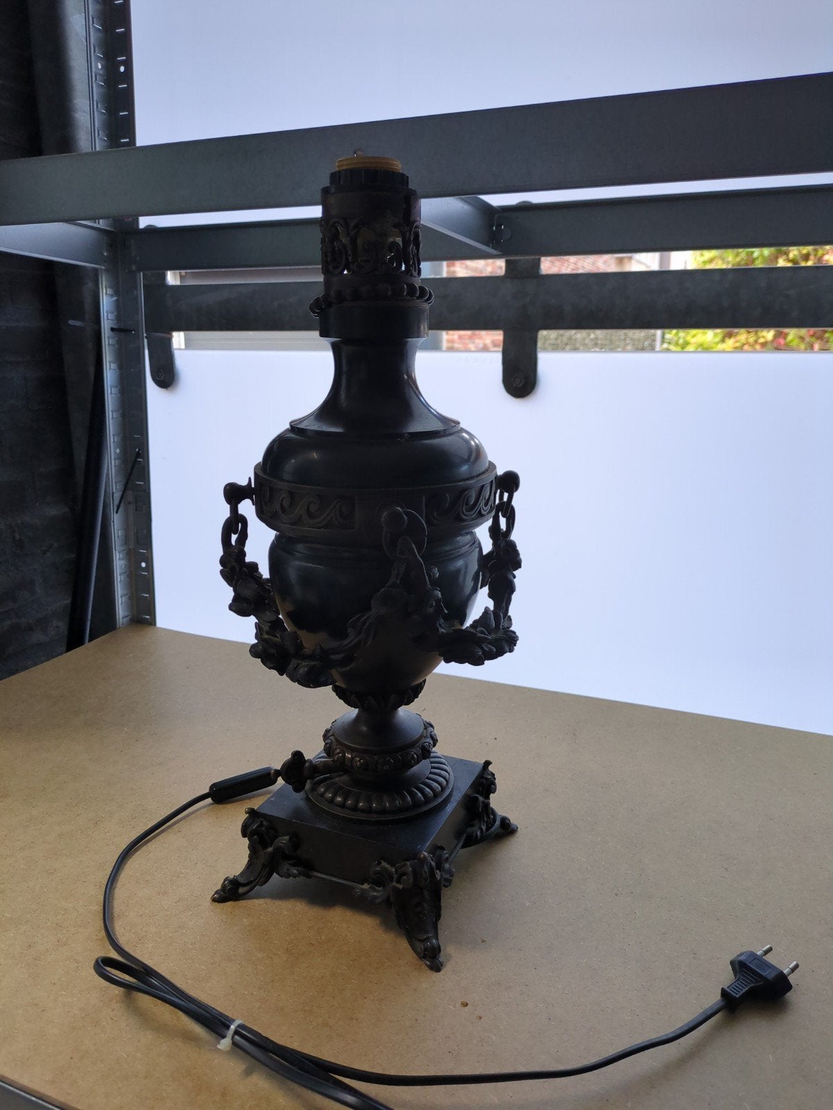 Antieke bronzen tafellamp met gedetailleerde versieringen, Antiek en Kunst, Ophalen