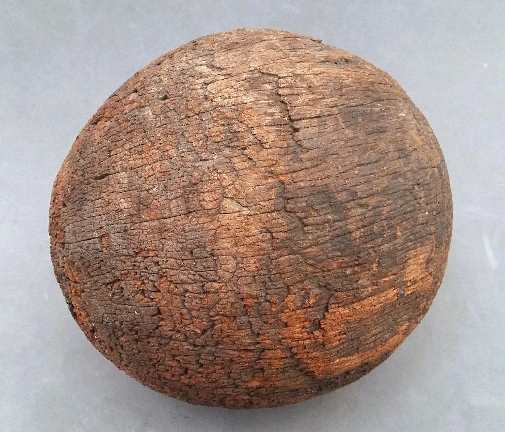 16 - 17 de eeuw Massief Hout Houten Speelbal Spel Spelen Bal, Ophalen of Verzenden