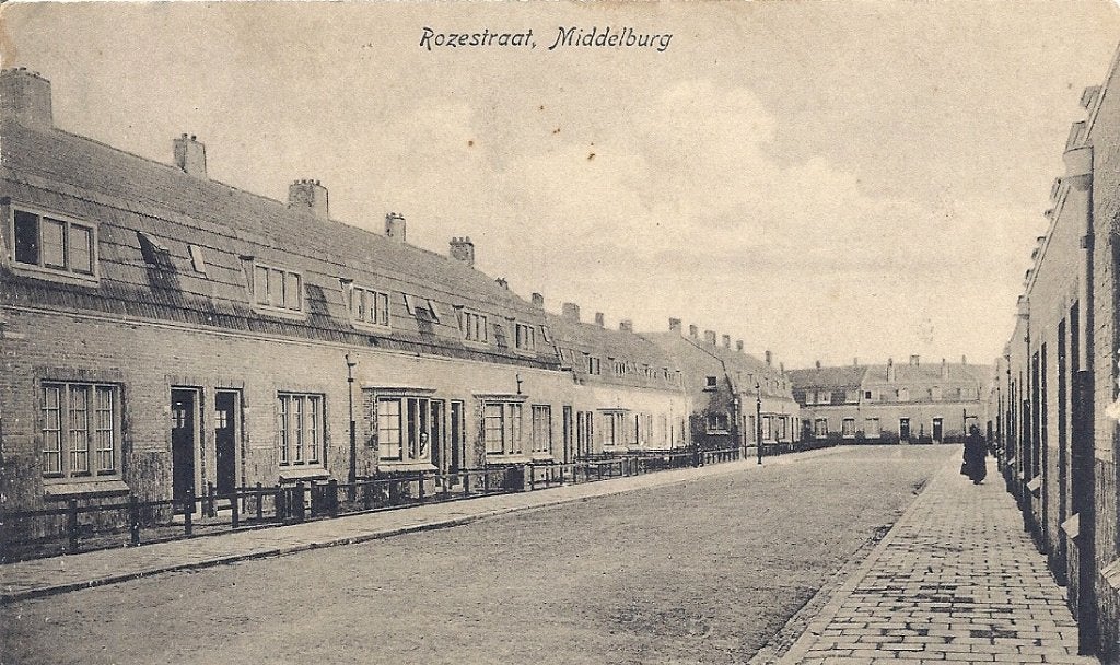 Middelburg Rozestraat met wandelaar wijk Nieuw Middelburg, Verzenden, 1920 tot 1940, Ongelopen, Zeeland