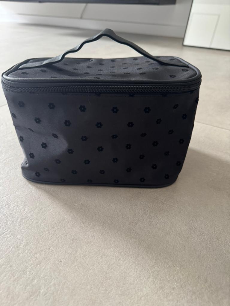 Zwarte make-up tas / toilettas met bloemenprint - Nieuw, Sieraden, Tassen en Uiterlijk, Toilettassen, Ophalen of Verzenden, Zo goed als nieuw