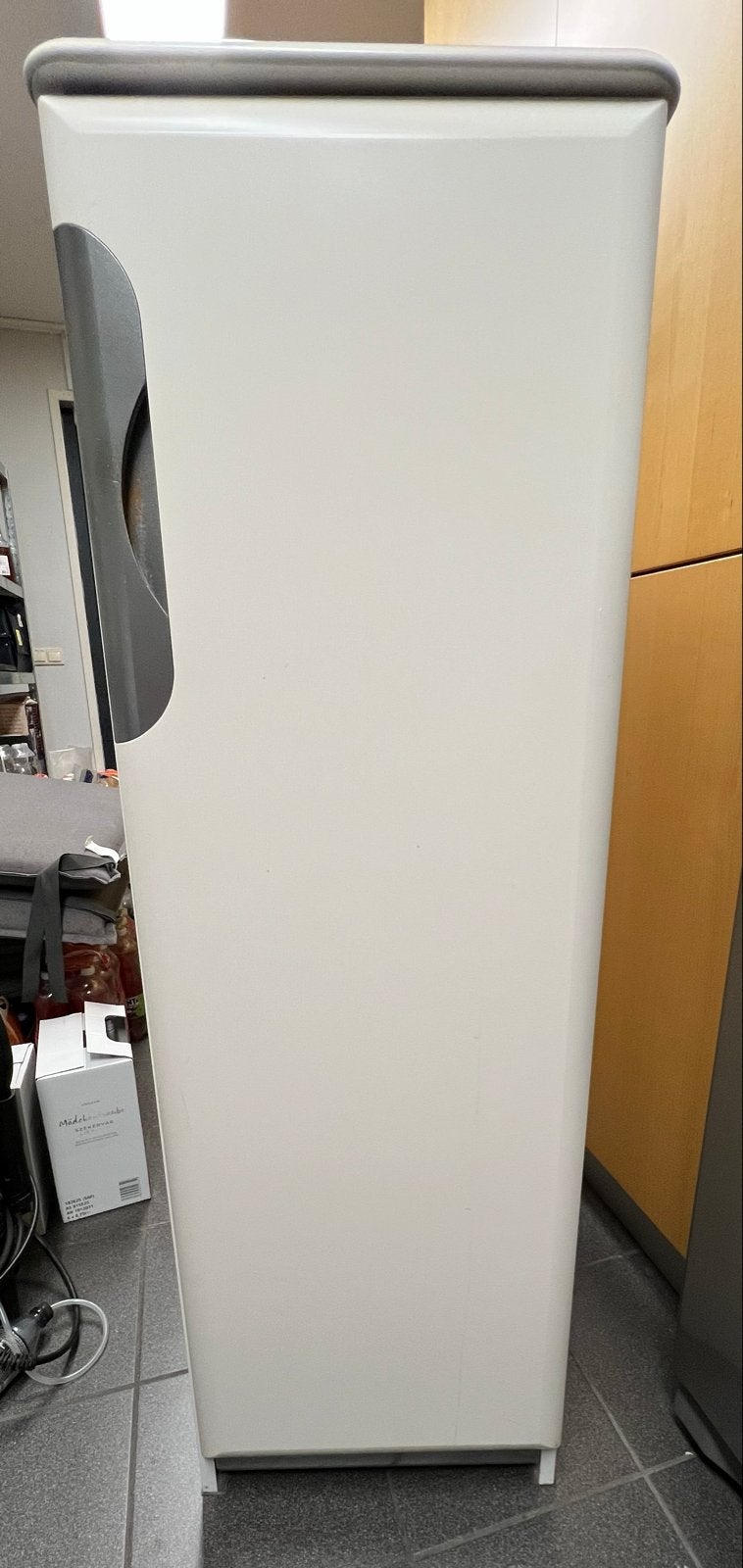 Witte smalle kast met planken en deur, Huis en Inrichting, Ophalen, Gebruikt