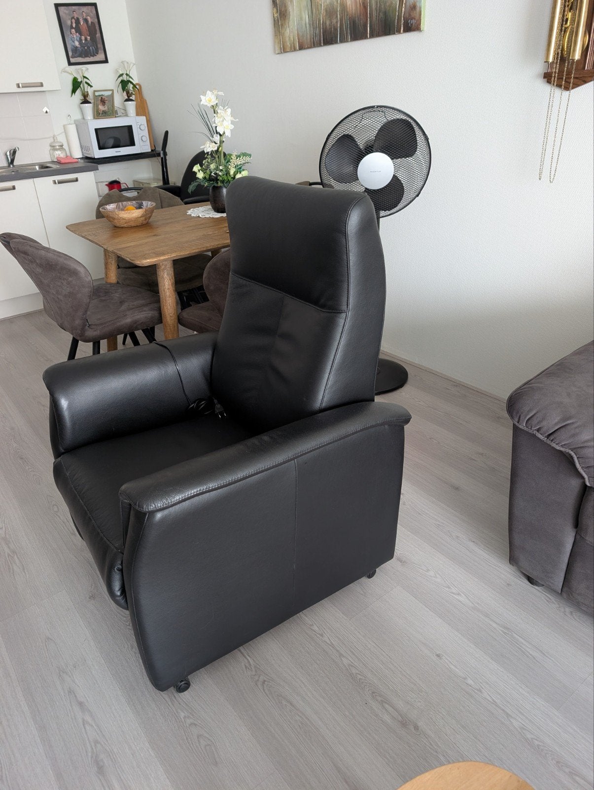 Zeer nette relaxstoel, zwart leer, Ophalen of Verzenden, Zo goed als nieuw, 75 tot 100 cm, Leer