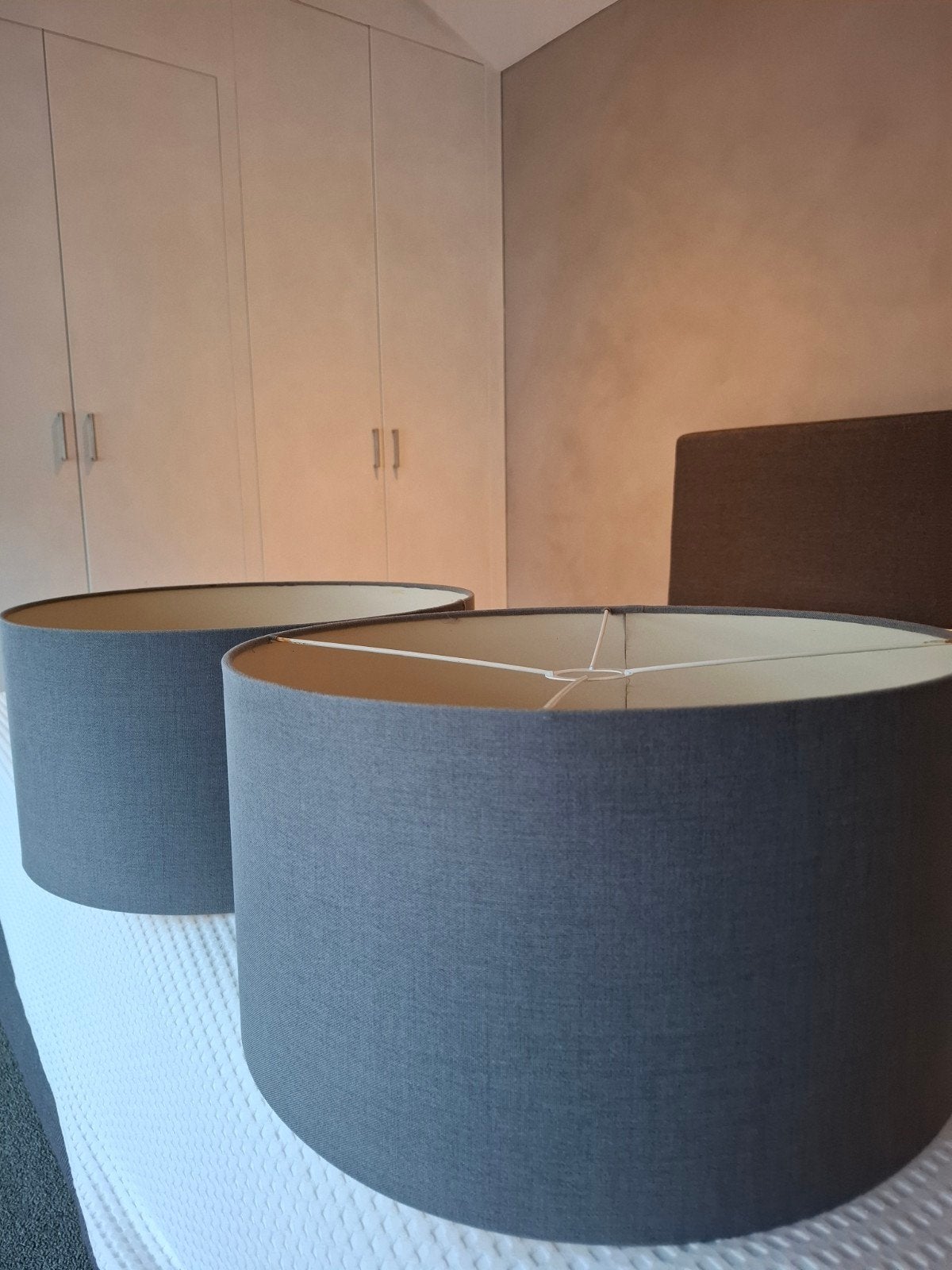 2 lampenkappen grijs,  landelijk, Ophalen, Rond, Zo goed als nieuw, Vloerlamp