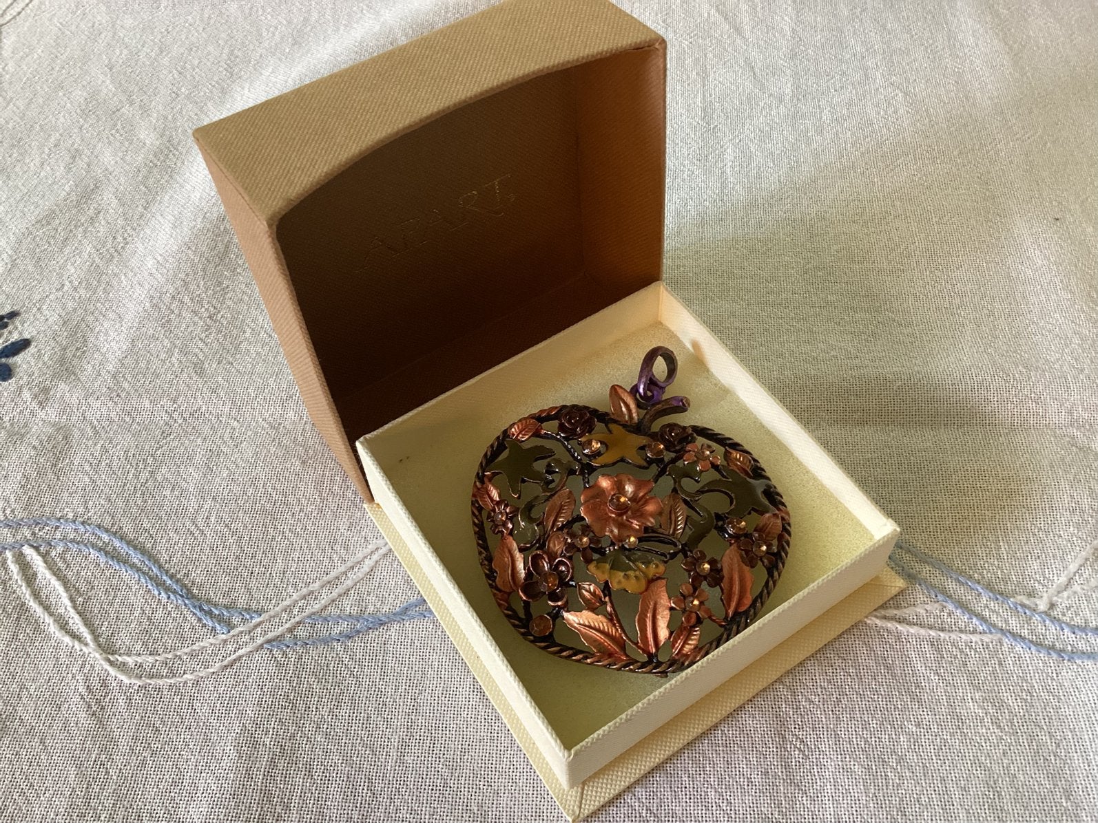 Cloisonné Kettinghanger.Appelvorm met Florale motieven 1975, Ophalen of Verzenden, Zo goed als nieuw, Zilver, Overige materialen