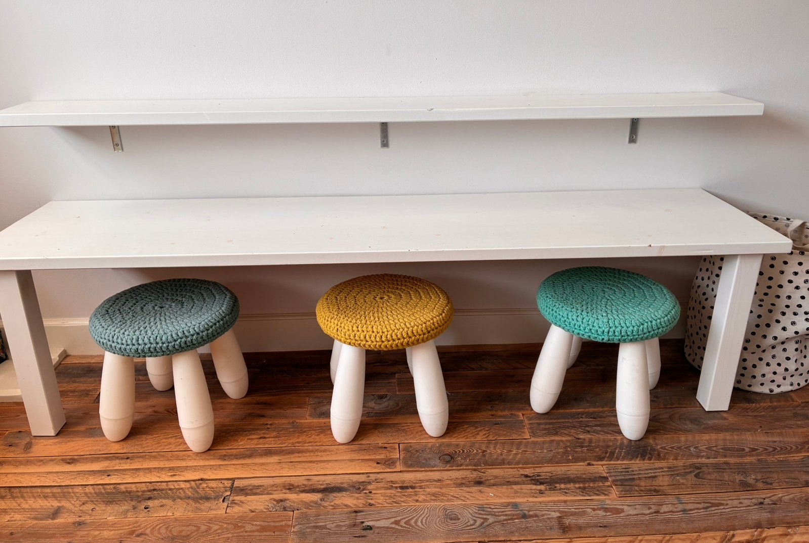 Houten tafel, sidetable voor kinderkamer met 3 krukjes, Ophalen, Zo goed als nieuw, Tafel(s)