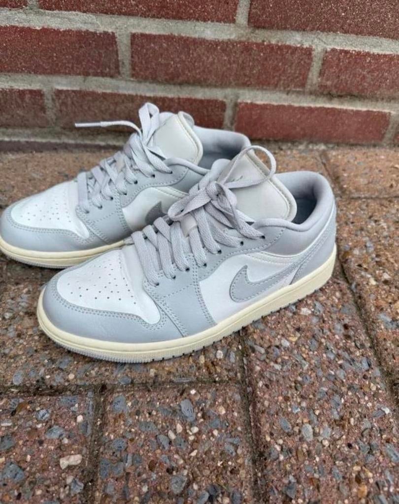 Nike Air Jordan 1 Low - Maat 37,5 - Zo goed als nieuw, Kleding | Dames, Schoenen, Ophalen of Verzenden, Zo goed als nieuw, Grijs