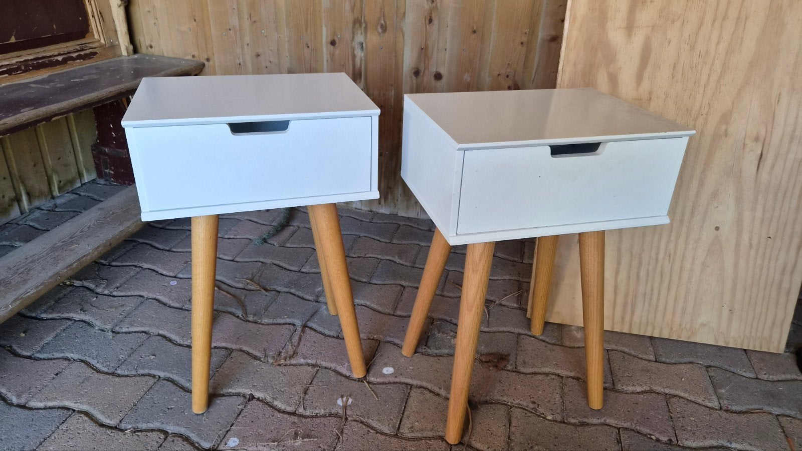 2x Nachtkastje met lade - Wit met houten poten, Ophalen of Verzenden, Minder dan 45 cm