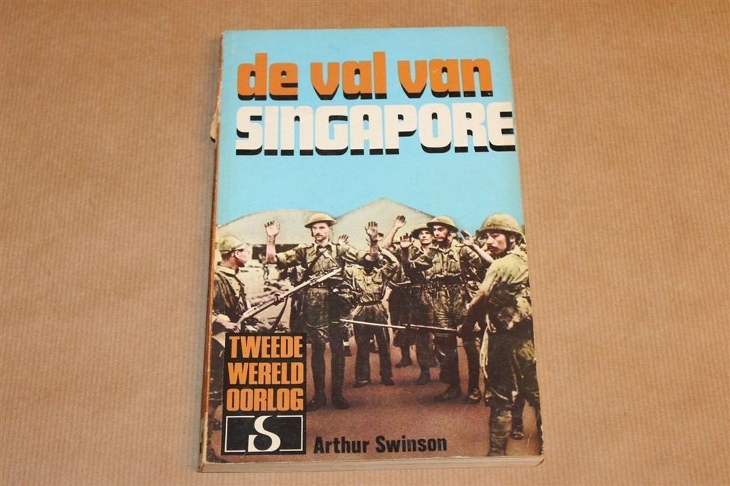 De Val van Singapore — Fotoboek — Japanse Invasie 1942, Ophalen of Verzenden, Tweede Wereldoorlog, Gelezen, Overige onderwerpen