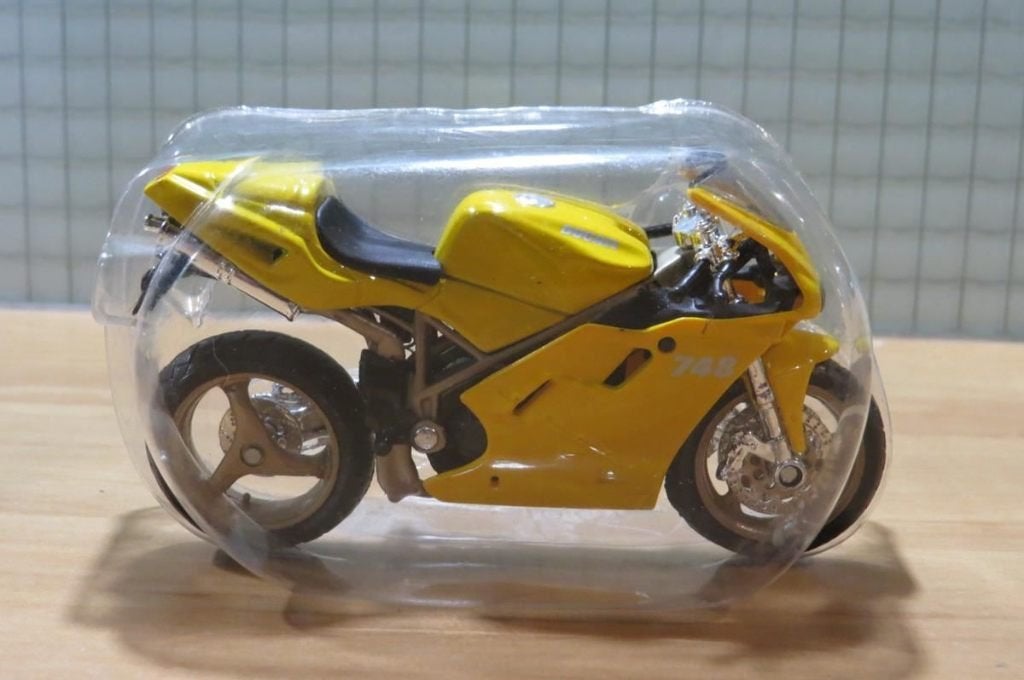 Ducati 748 yellow 1:18 blister, Hobby en Vrije tijd, MayCheong, Maisto, Nieuw, Ophalen of Verzenden