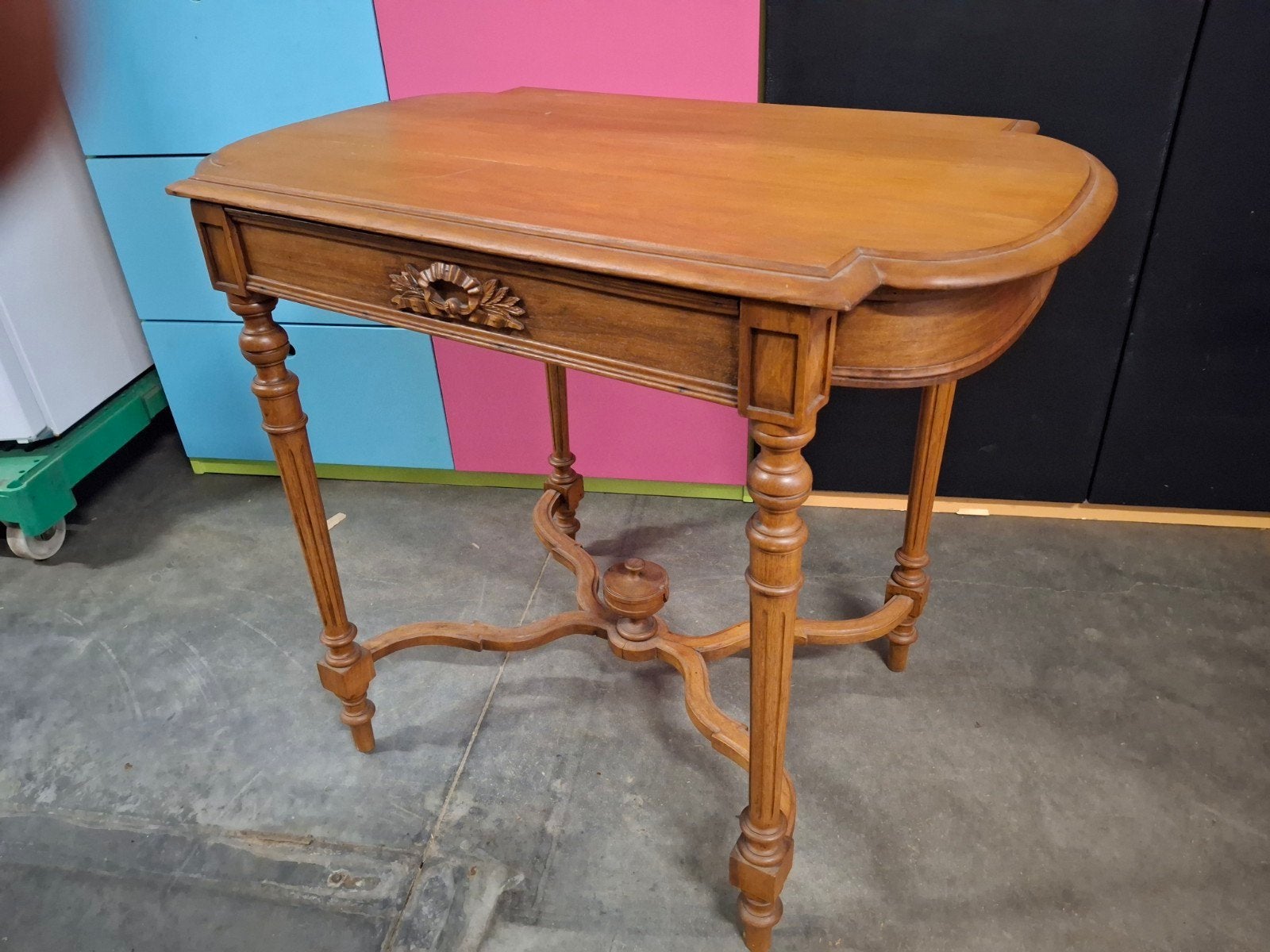 Klassieke Oude Kleine Tafel met mooi Houtsnijwerk, Ophalen, Gebruikt, 50 tot 100 cm, Rechthoekig