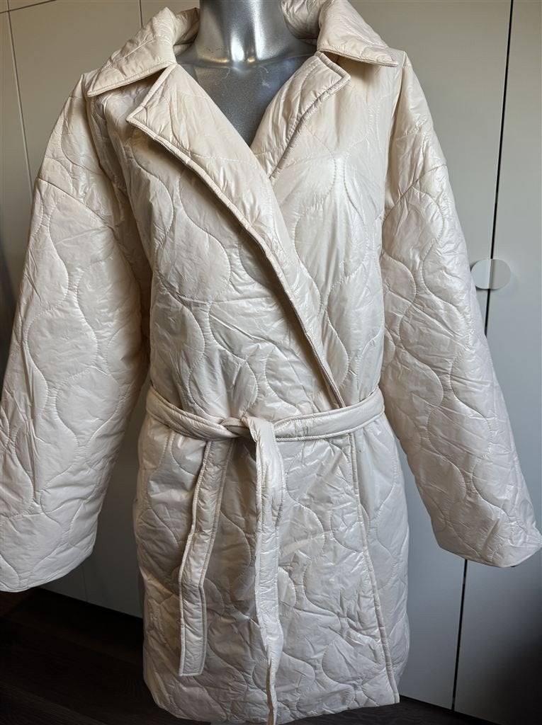 Boohoo Cream Quilted Puffer Oversized Belted Coat Maat 44-46, Ophalen of Verzenden, Nieuw, Maat 42/44 (L), Beige