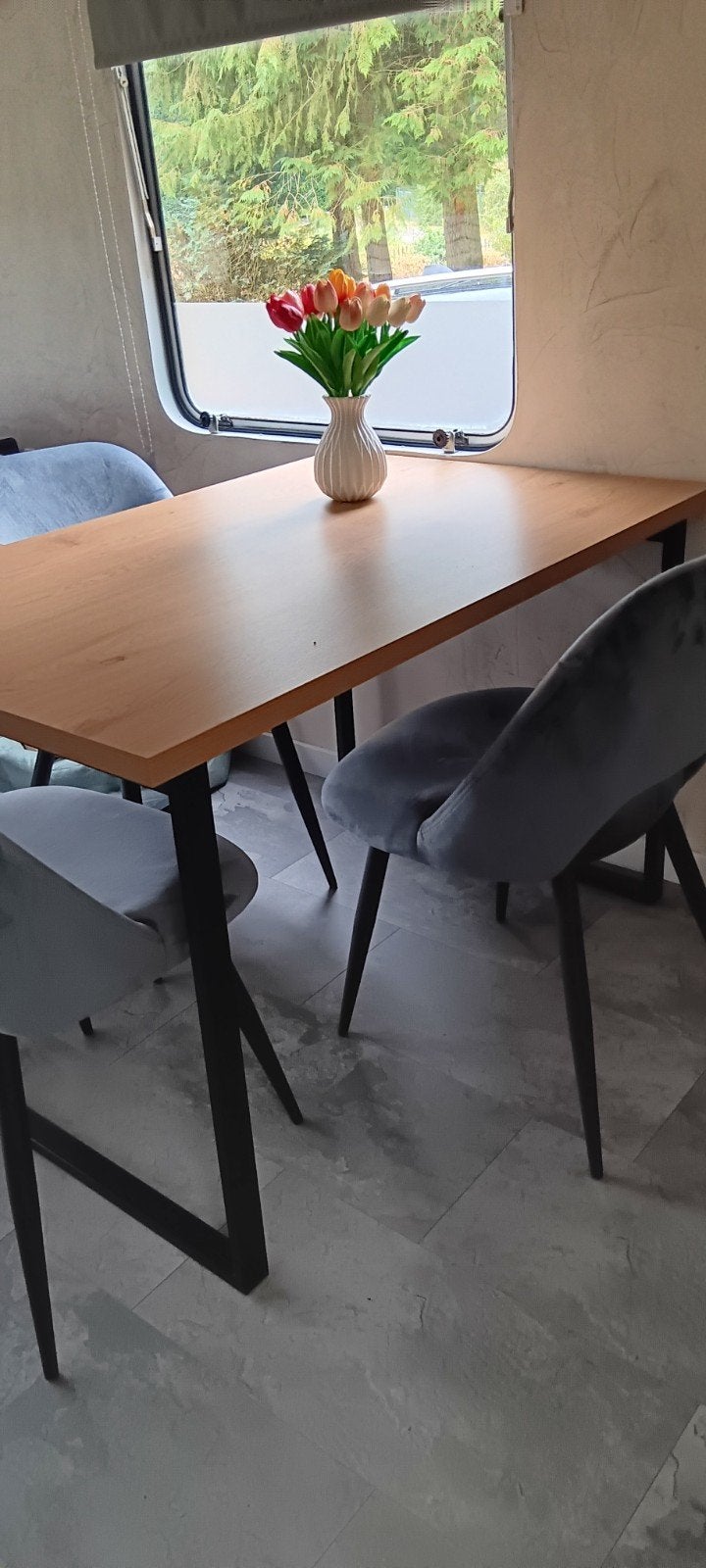 Moderne eettafel met 4 stoelen - Ideaal voor kleine ruimtes, Huis en Inrichting, Tafels | Eettafels, Ophalen, Gebruikt, 100 tot 150 cm