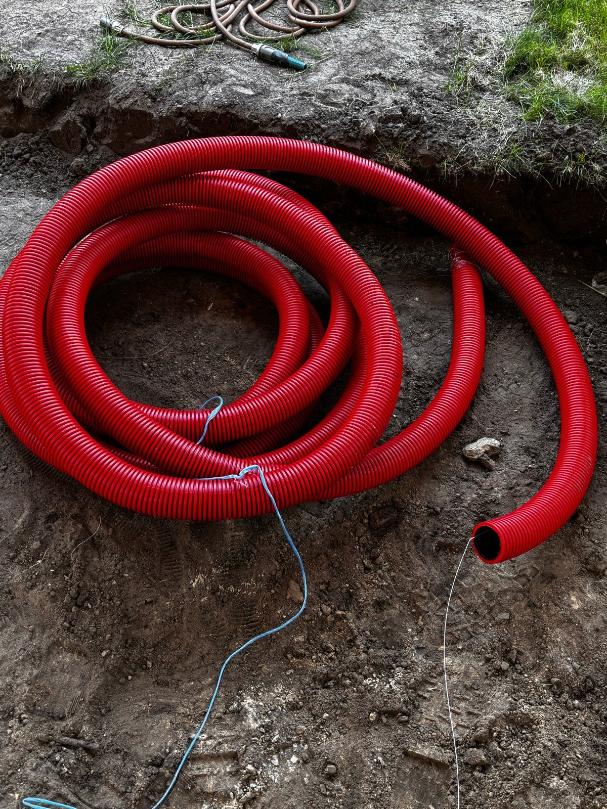 Rode flexibele buis voor elektra of waterleiding 14 meter, Doe-het-zelf en Verbouw, Elektra en Kabels, Ophalen of Verzenden, Nieuw