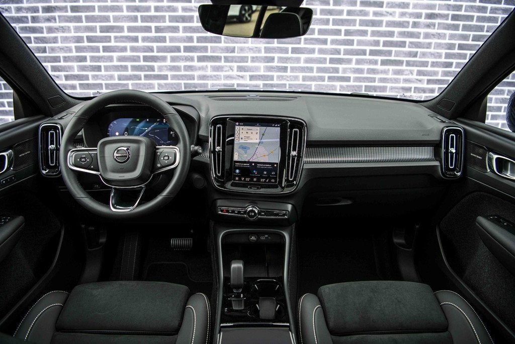 Volvo EX40 Single Motor Extended Range Europa Ultra Black Ed, Auto's, Automaat, 12 maanden, Achterwielaandrijving, Blauw