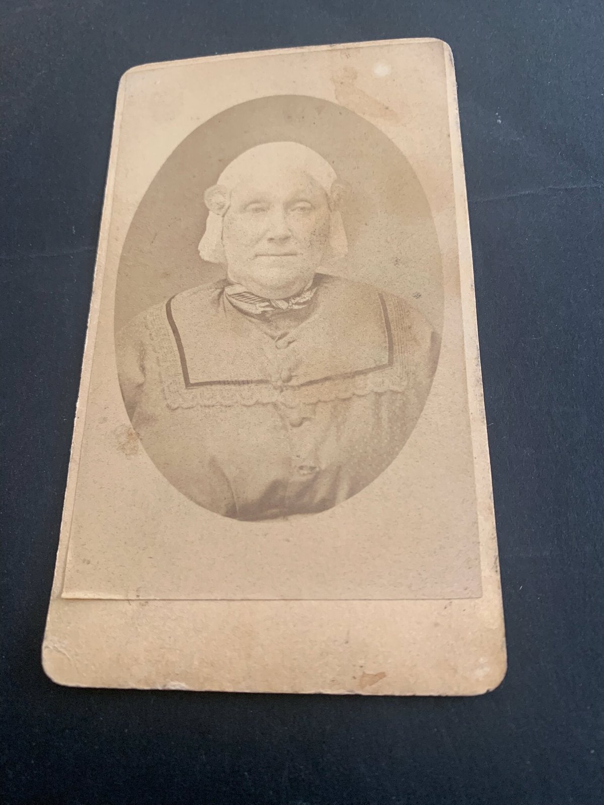 cdv carte de visite klederdracht Leeuwarden Th M Staas kap, Verzamelen, Foto's en Prenten, Verzenden, Foto, Klederdracht, Zo goed als nieuw