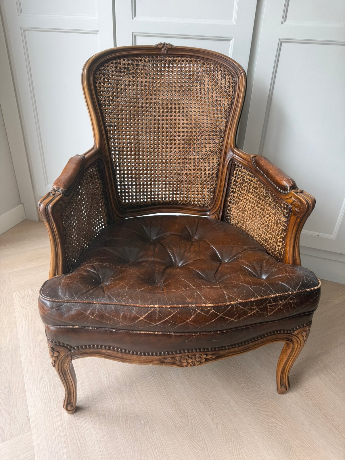 Mooie vintage Louis XV stoel, leder, rotan, houtsnijwerk., Antiek en Kunst, Antiek | Meubels | Stoelen en Banken, Ophalen