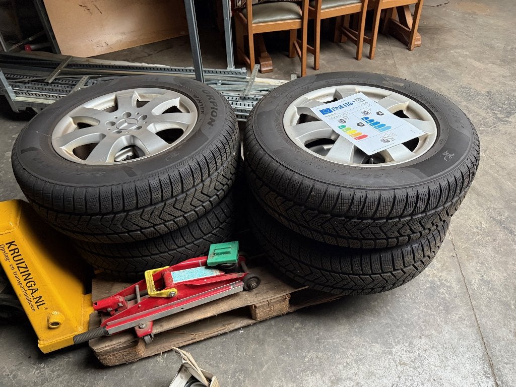 Winterband Pirelli Scorpion 235/65 R17 3000 Km gebruikt, Ophalen, Zo goed als nieuw