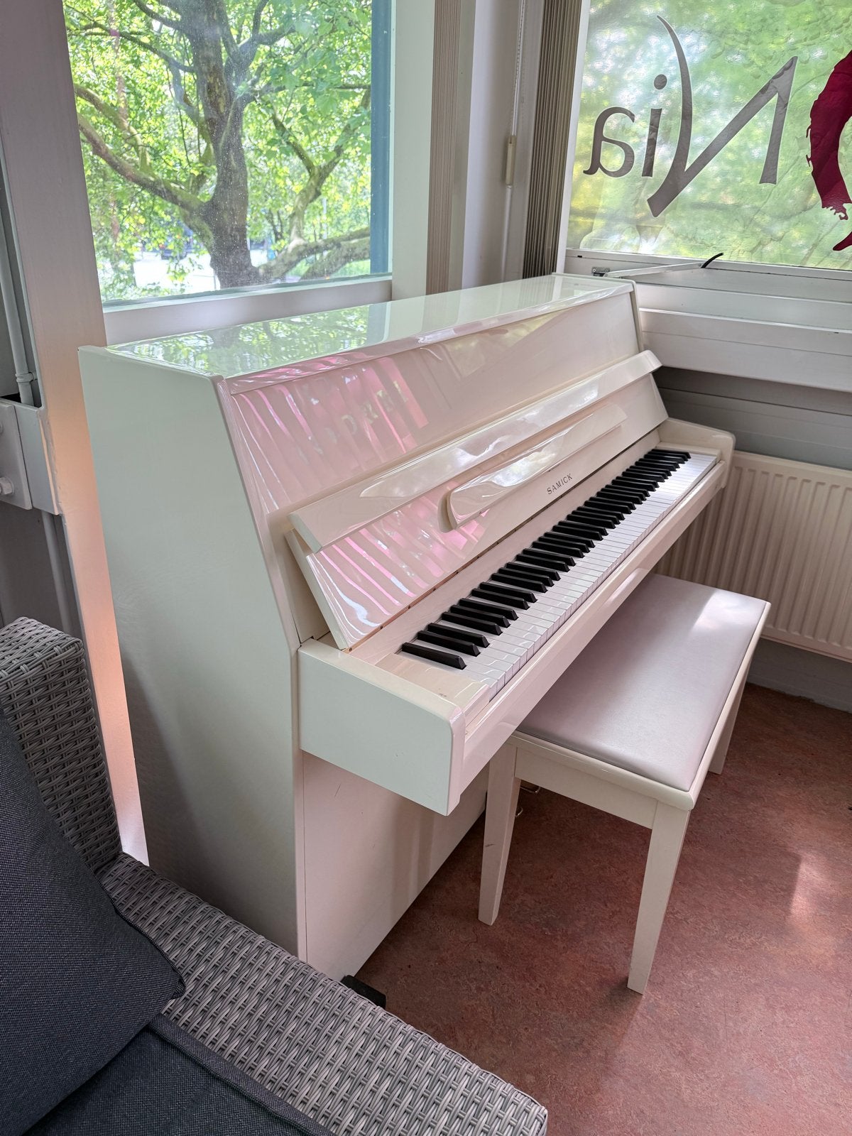 Witte SAMICK Piano met kruk en wieltjes - Goede conditie, Ophalen, Gebruikt, Wit, Piano