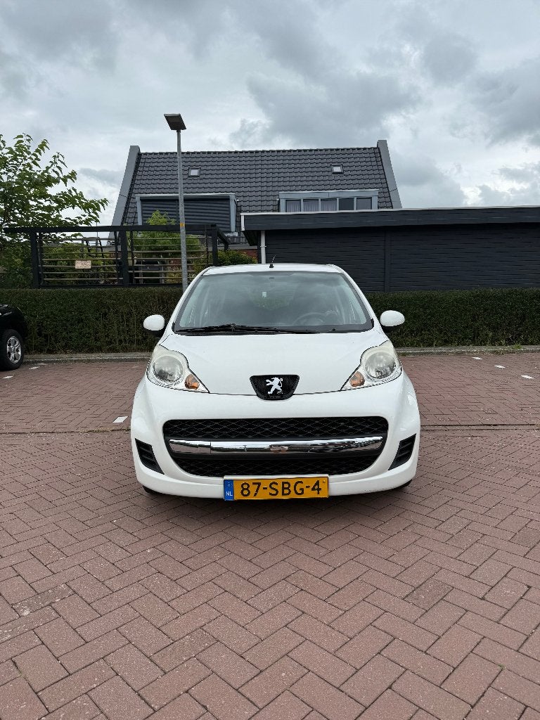 Peugeot 107 1.0 12V 5DR 2011 Wit, Auto's, Voorwielaandrijving, Stof, Zwart, 4 stoelen