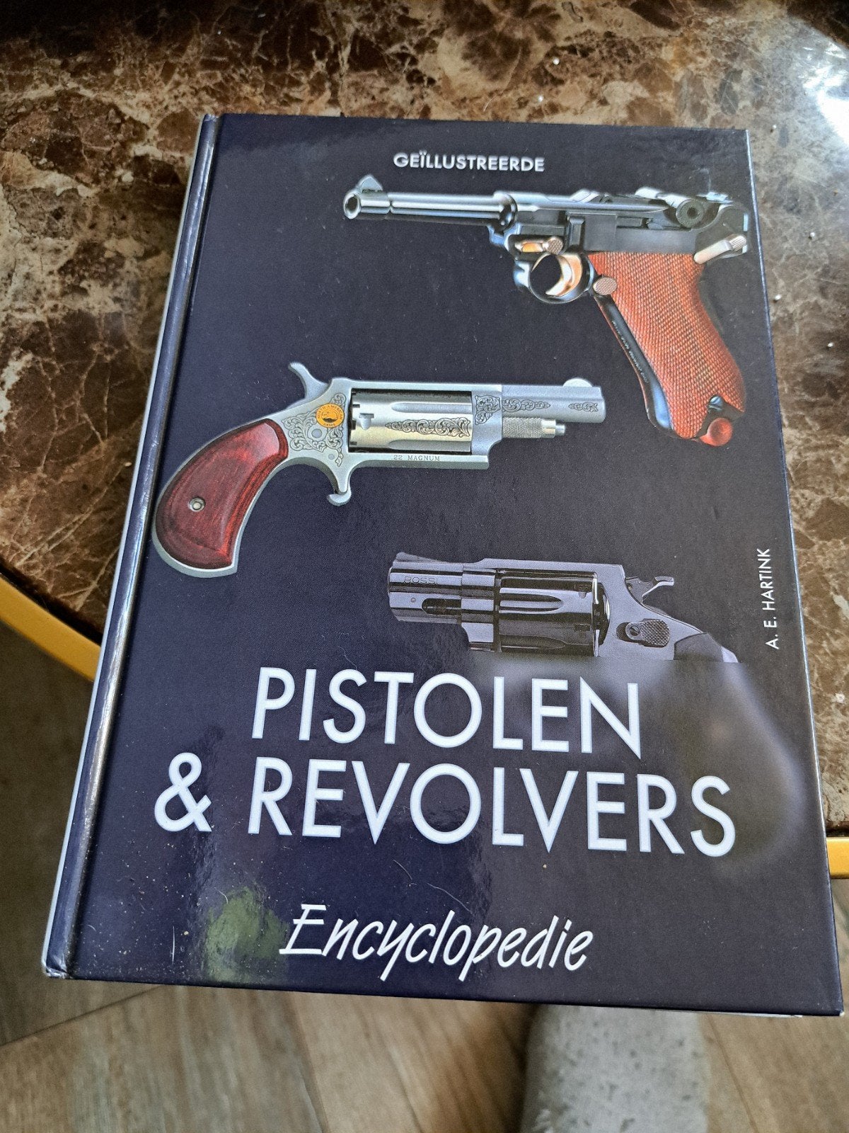 Geïllustreerde Encyclopedie: Pistolen & Revolvers, Boeken, A.E. Hartink, Ophalen of Verzenden, Zo goed als nieuw, Los deel