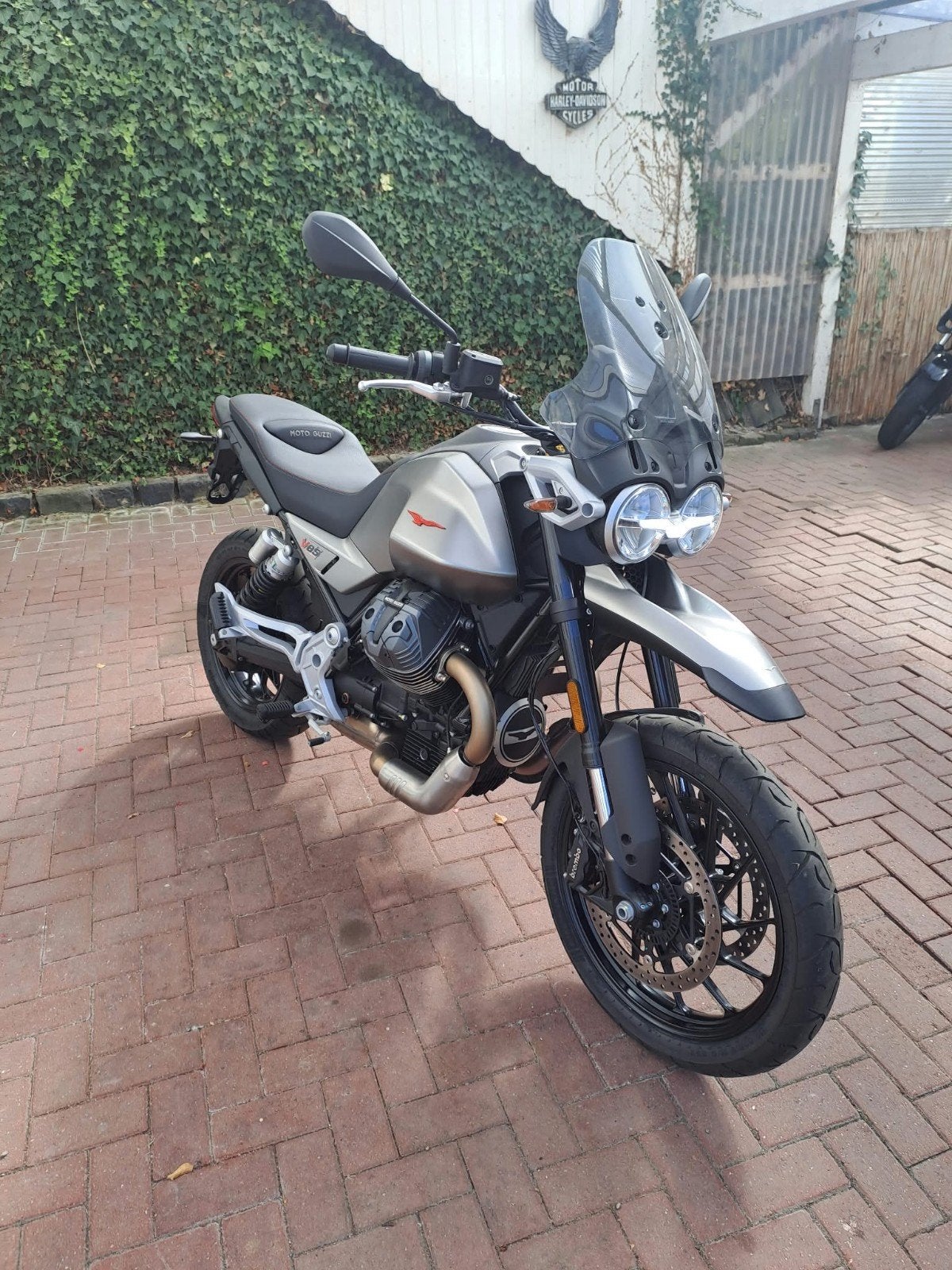 Moto Guzzi V85 Strada 2025 - Zo goed als nieuw!, Motoren, Cardan-aandrijving, 2 cilinders, Occasion, Motorrijbewijs A