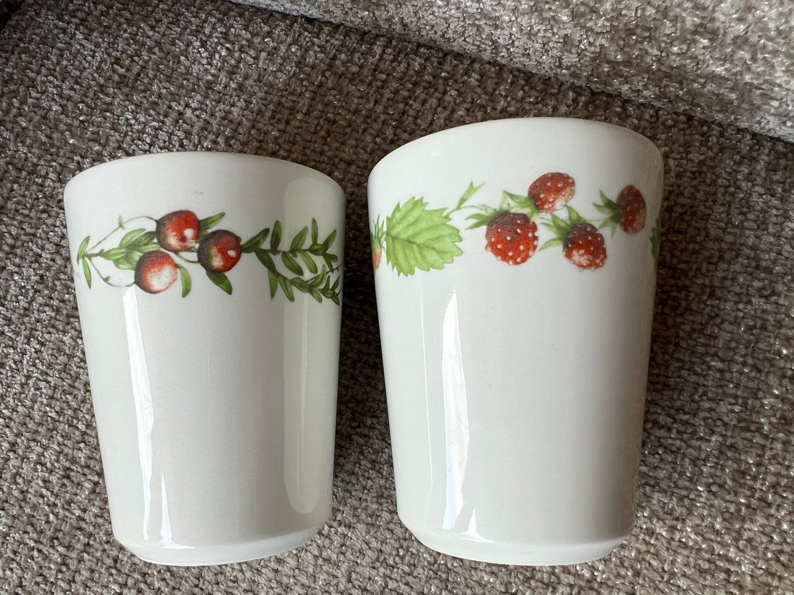 Marjolein Bastin bosvruchten/Libelle servies 2 melk bekers, Antiek en Kunst, Ophalen of Verzenden