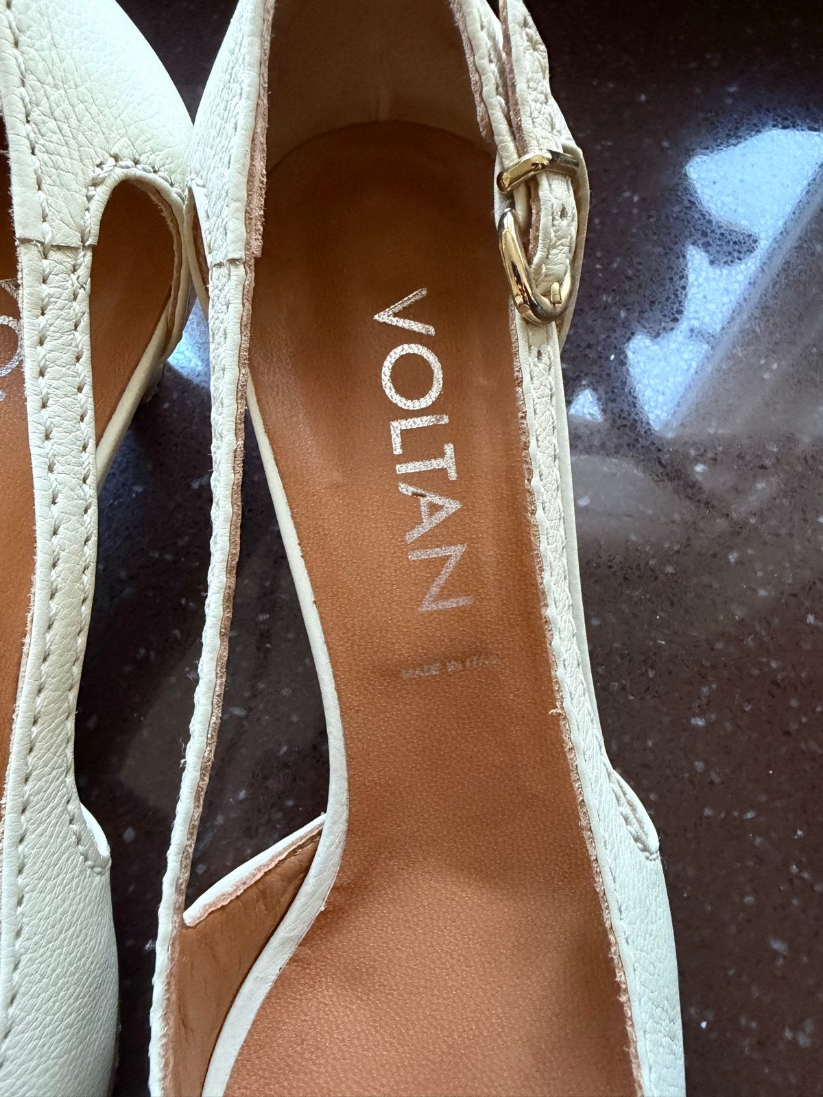 Voltan Crèmekleurige Pumps met Gouden Gesp, Pumps, Beige, Ophalen of Verzenden, Zo goed als nieuw