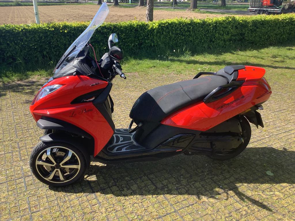 Ferrarirode Peugeot Metropolis 400i  garantie tot 23/08/26, 400 cc, Overige modellen, Ophalen of Verzenden, Zo goed als nieuw