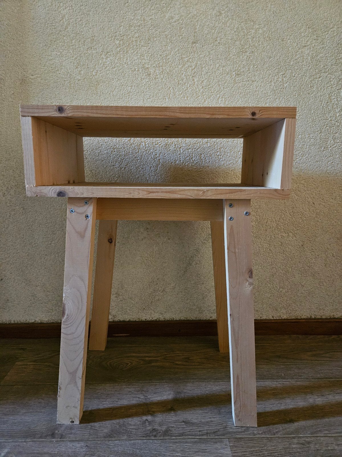 Handgemaakt houten nachtkastje/bijzettafel, Ophalen, Rustiek, 55 tot 75 cm, Zo goed als nieuw