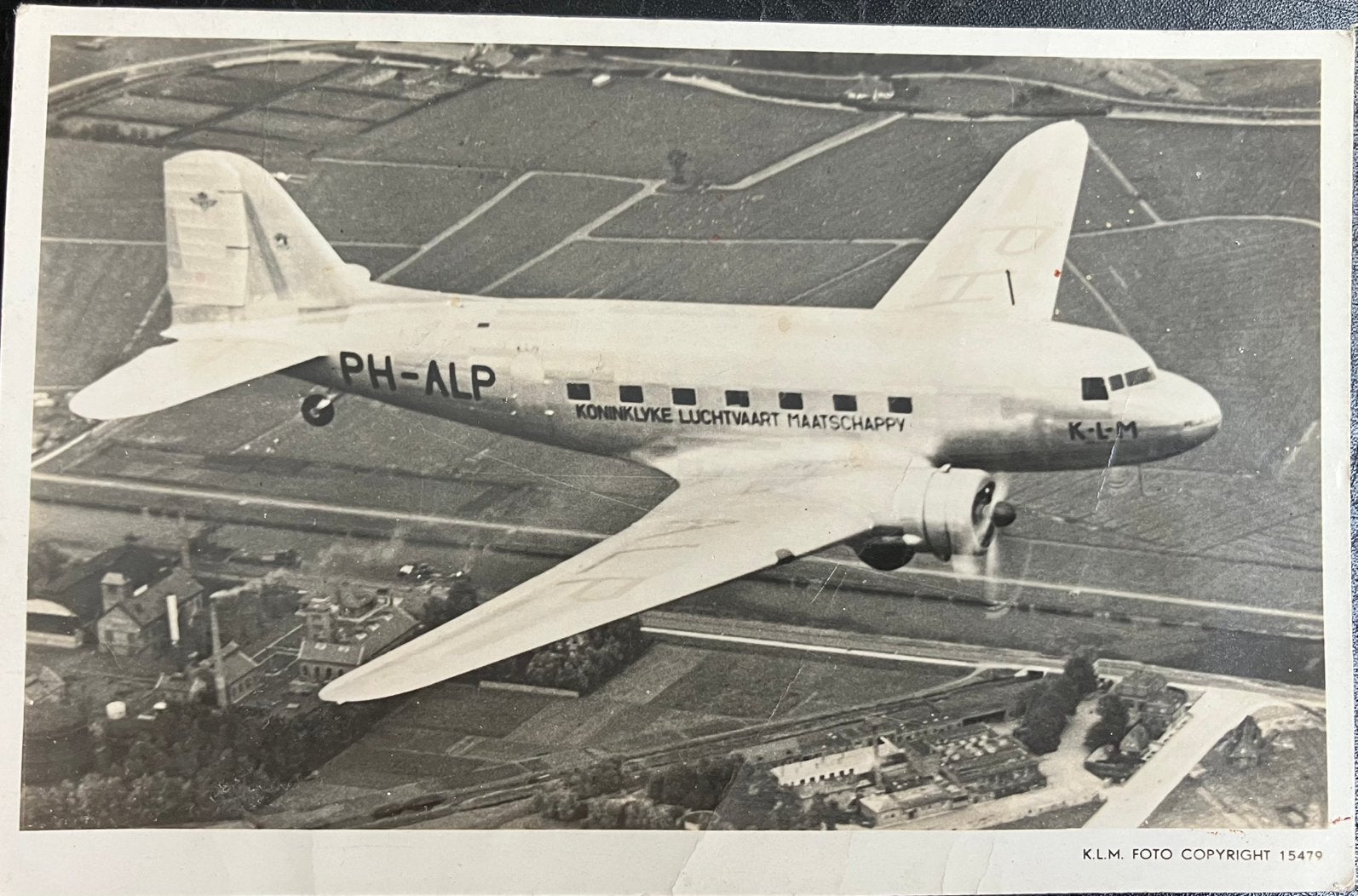 Oude Ansichtkaart met KLM Vliegtuig PH-ALP  Douglas DC-3, Ophalen of Verzenden, Gebruikt, Kaart, Foto of Prent