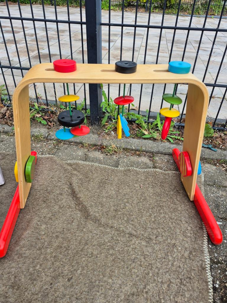 Houten babygym met kleurrijke speeltjes, Kinderen en Baby's, Speelgoed | Babyspeelgoed, Ophalen, Zo goed als nieuw, Babygym
