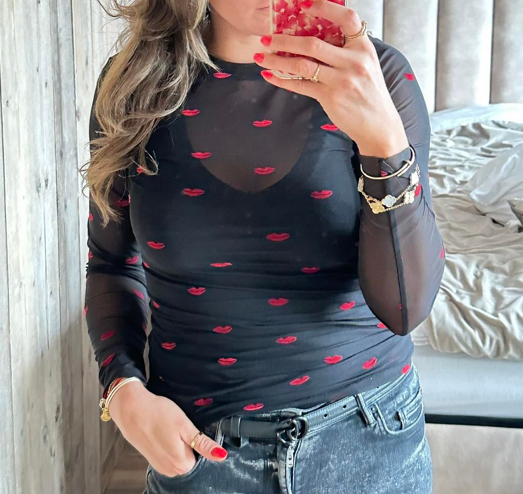 Stradivarius doorschijnende see through top met rode lippen, Kleding | Dames, Maat 38/40 (M), Zwart, Ophalen of Verzenden, Zo goed als nieuw