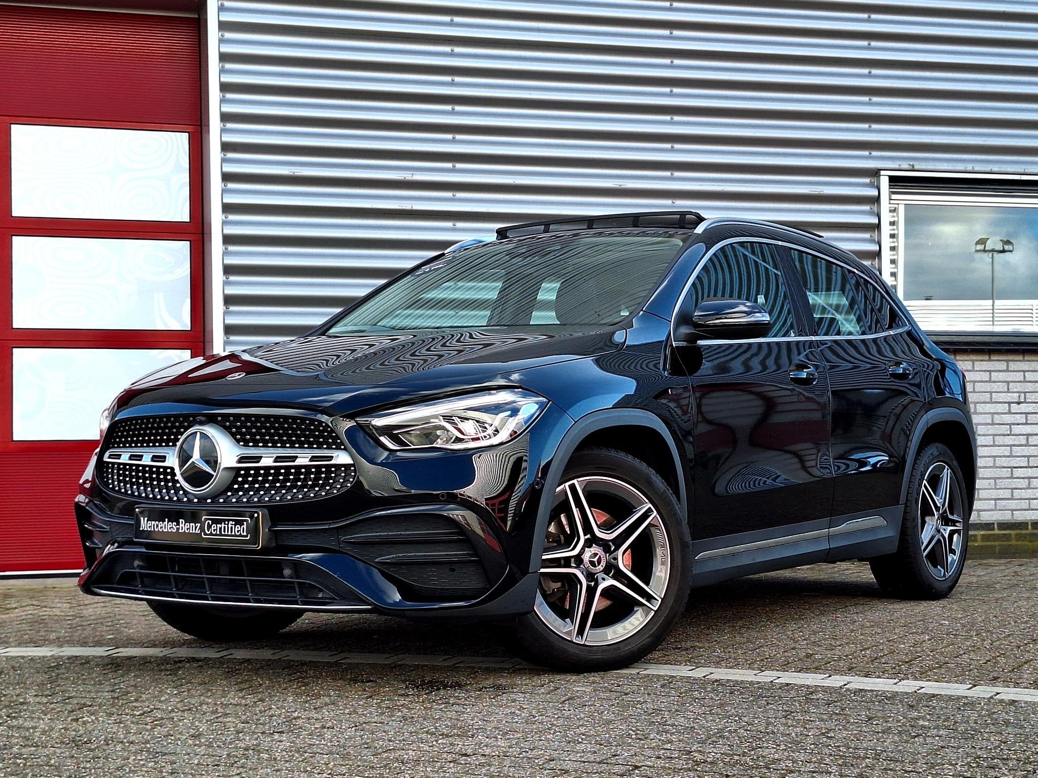 Mercedes-Benz GLA-klasse 250 e AMG | Panoramadak | Achteruit, Auto's, 16 kWh, Zwart, Bedrijf, Hybride Elektrisch/Benzine